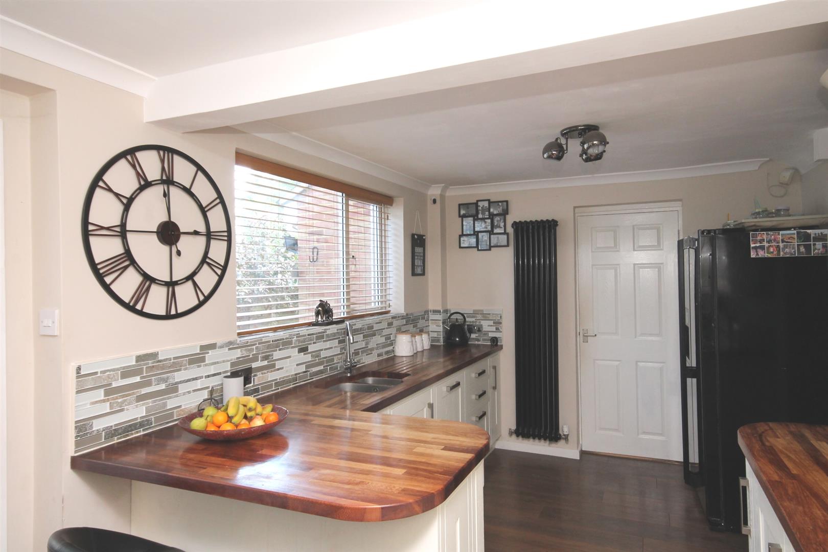 KITCHEN/BREAKFAST ROOM